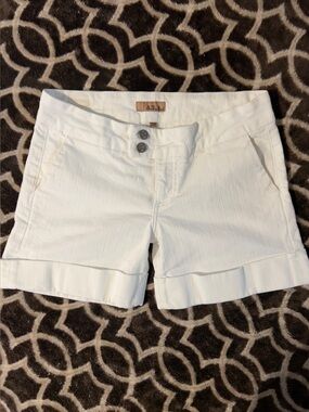 See Thru Soul - Very Cute White Cuffed Shorts - Sz 28